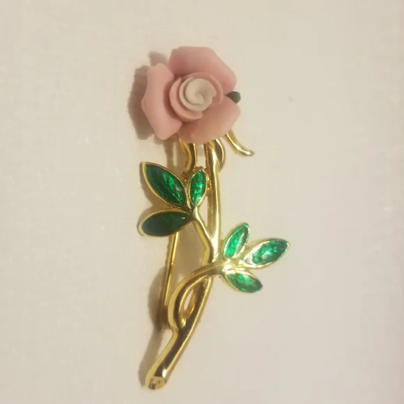 EUC vtg pink, white, and goldtone rose brooch w green enamel leaves - Picture 2 of 5